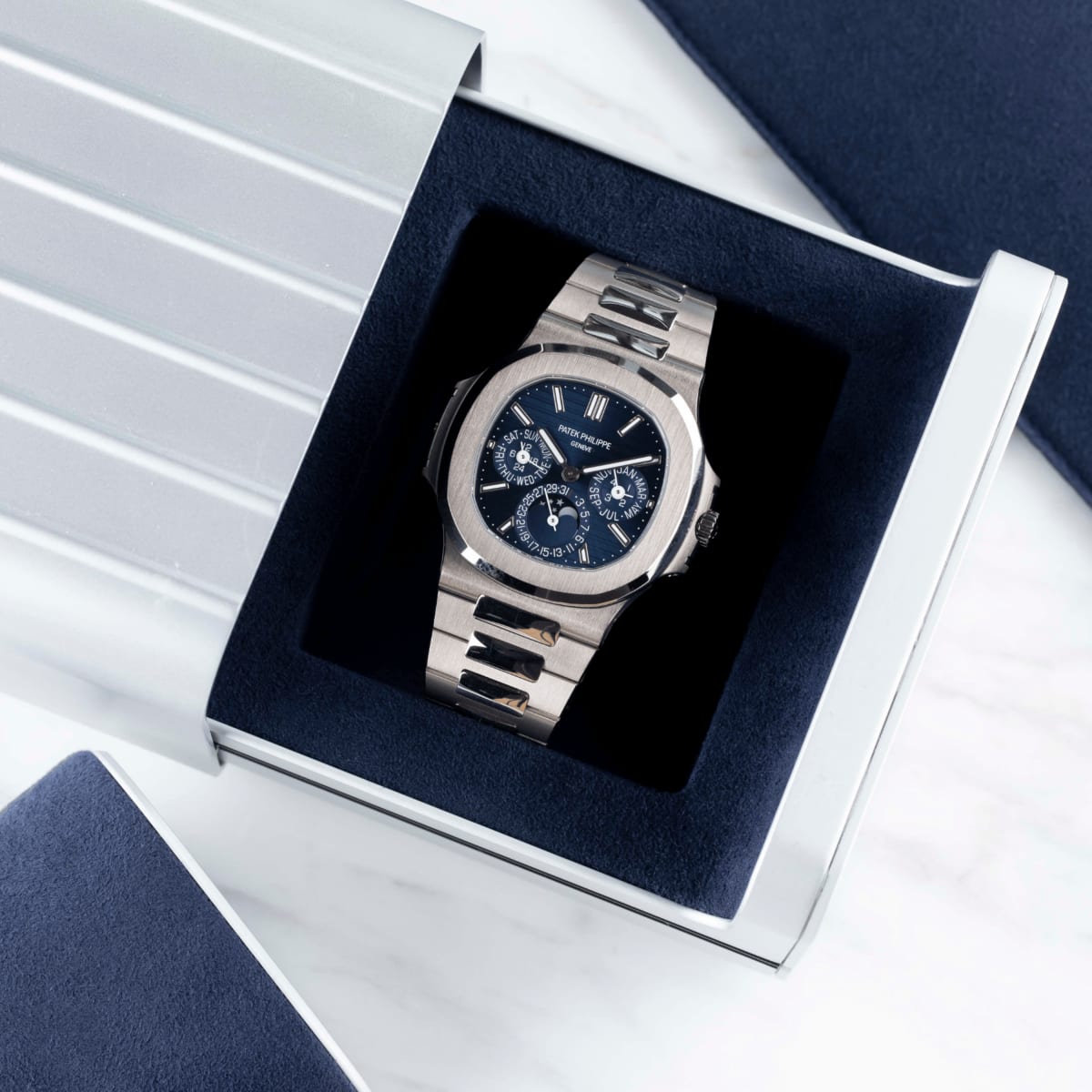 Patek Phillipe Nautilus Silver blue Dial Metal premium watch